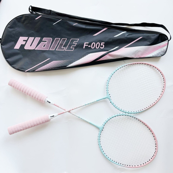Ράκετ μπατμίντον με πλαίσιο από ανθρακονήματα, ευθεία κεφαλή, βάρος 95–100 g, πάχος λαβής G2, υλικό χορδών: ίνες μεταξιού
