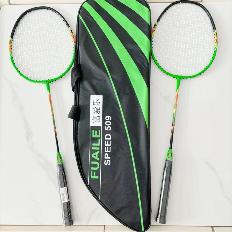 Ράκετ μπατμίντον με πλαίσιο από ανθρακονήματα, ευθεία κεφαλή, βάρος 95–100 g, πάχος λαβής G2, υλικό χορδών: ίνες μεταξιού