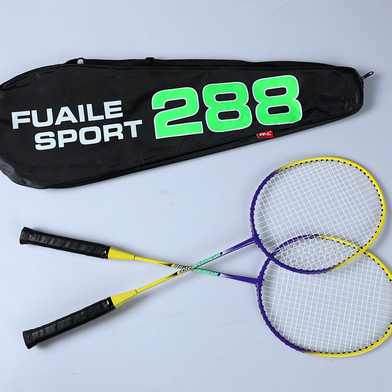 Ράκετ μπατμίντον με πλαίσιο από ανθρακονήματα, ευθεία κεφαλή, βάρος 95–100 g, πάχος λαβής G2, υλικό χορδών: ίνες μεταξιού