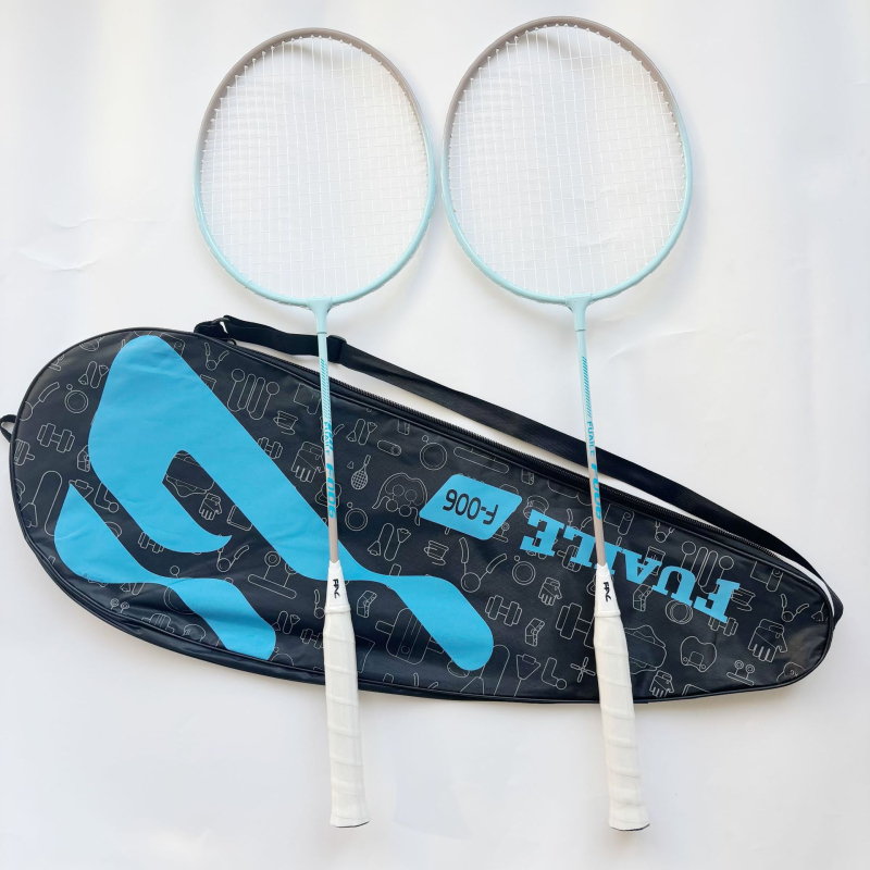 Ράκετ μπατμίντον με πλαίσιο από ανθρακονήματα, ευθεία κεφαλή, βάρος 95–100 g, πάχος λαβής G2, υλικό χορδών: ίνες μεταξιού