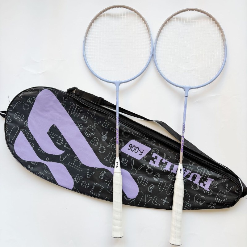 Ράκετ μπατμίντον με πλαίσιο από ανθρακονήματα, ευθεία κεφαλή, βάρος 95–100 g, πάχος λαβής G2, υλικό χορδών: ίνες μεταξιού