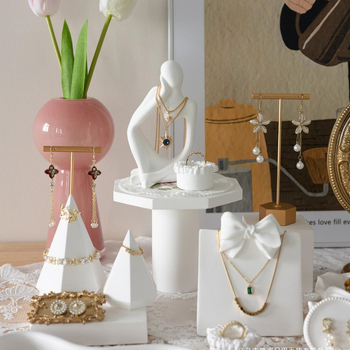 Стойка за бижута за гривни и колиета, кожа, гипсова основа, първо ниво, полиране