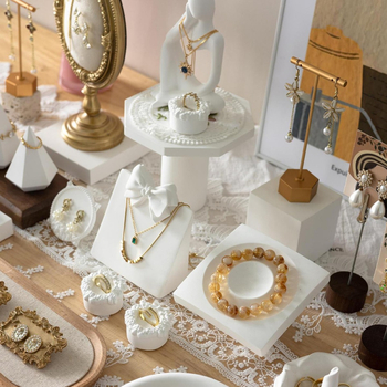 Стойка за бижута за гривни и колиета, кожа, гипсова основа, първо ниво, полиране