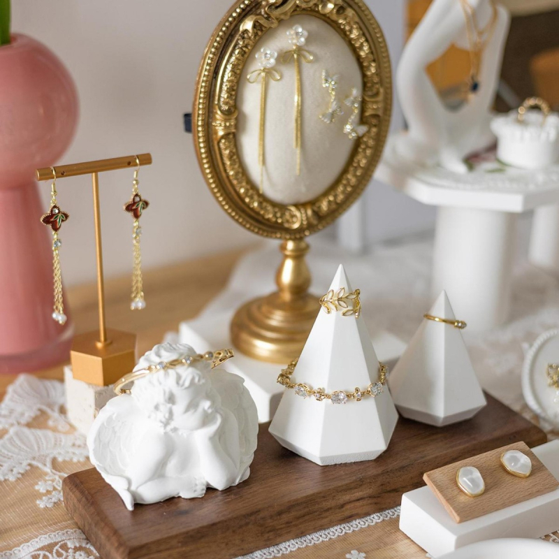 Стойка за бижута за гривни и колиета, кожа, гипсова основа, първо ниво, полиране