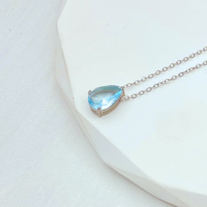 Titano plieno karoliai su vandens lašiniu cirkoniu, 12 mėnesių gimtadienio akmuo, vakuuminis elektrogalvanizavimas, atsparus blukimui