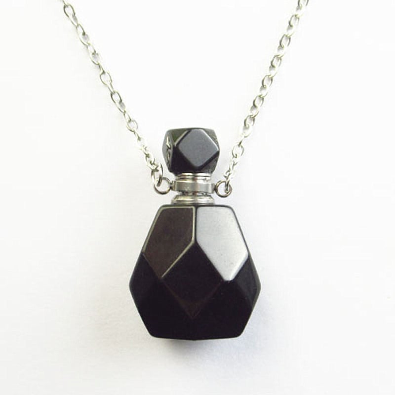 Geometrinis kristalų pakabukas su kvapo buteliuku – rankų darbo, ametistas, baltas krištolas, citrinas