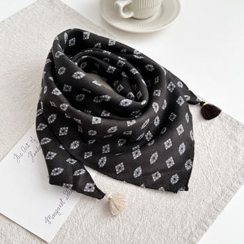 100% gyapjú négyszögletű sál, irodalmi retro stílus, warp-kötött, melegen tart, tavasz 2025