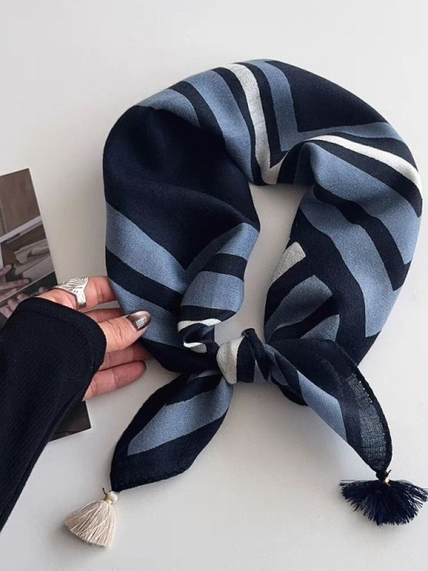 100% gyapjú négyszögletű sál, irodalmi retro stílus, warp-kötött, melegen tart, tavasz 2025