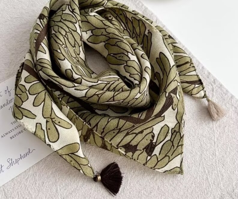 100% gyapjú négyszögletű sál, irodalmi retro stílus, warp-kötött, melegen tart, tavasz 2025