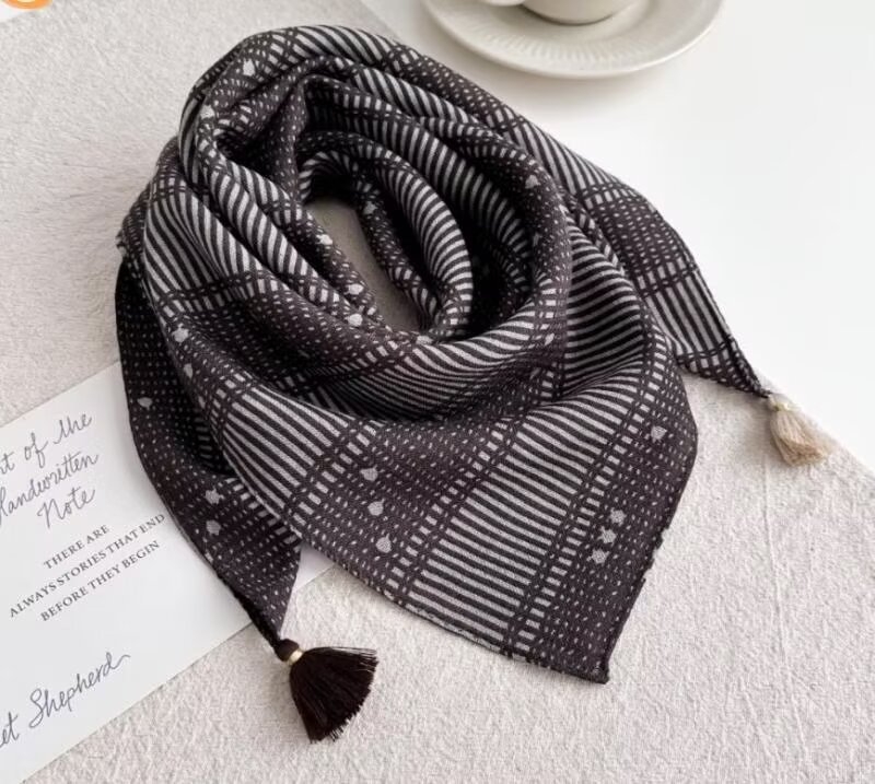 100% gyapjú négyszögletű sál, irodalmi retro stílus, warp-kötött, melegen tart, tavasz 2025