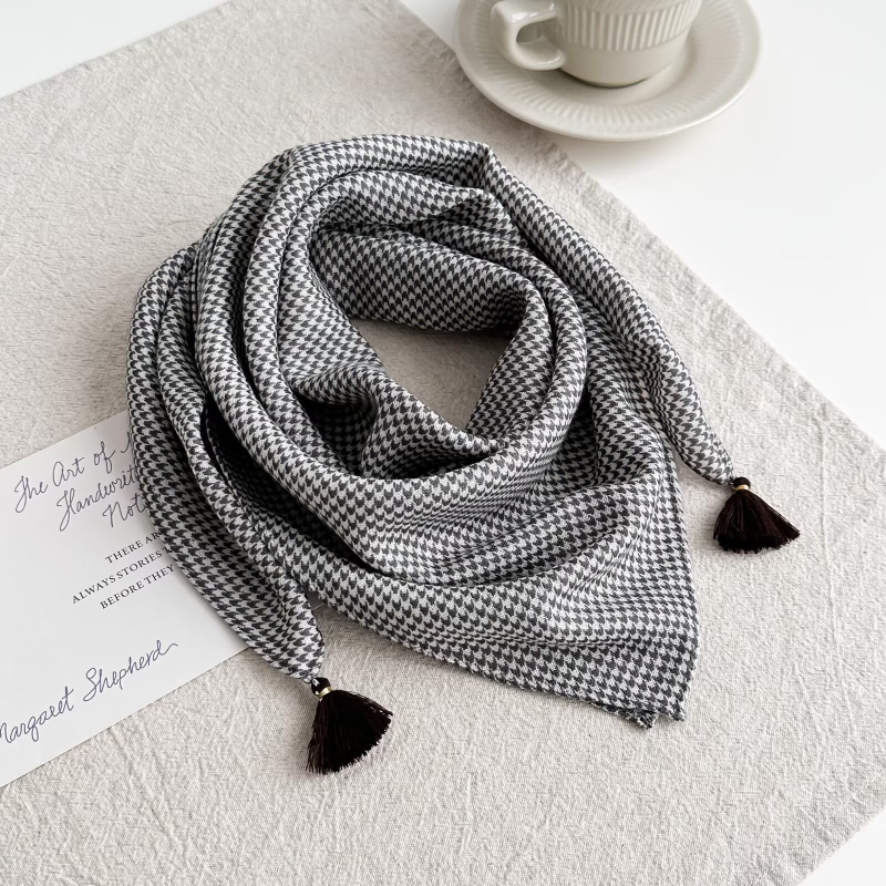 100% gyapjú négyszögletű sál, irodalmi retro stílus, warp-kötött, melegen tart, tavasz 2025