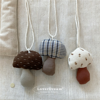 Vaikų kaklo papuošalas su grybų motyvu ir gėlėtu audiniu, mišrios medžiagos, animacinis stilius, pritaikomas