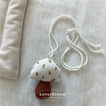 Vaikų kaklo papuošalas su grybų motyvu ir gėlėtu audiniu, mišrios medžiagos, animacinis stilius, pritaikomas