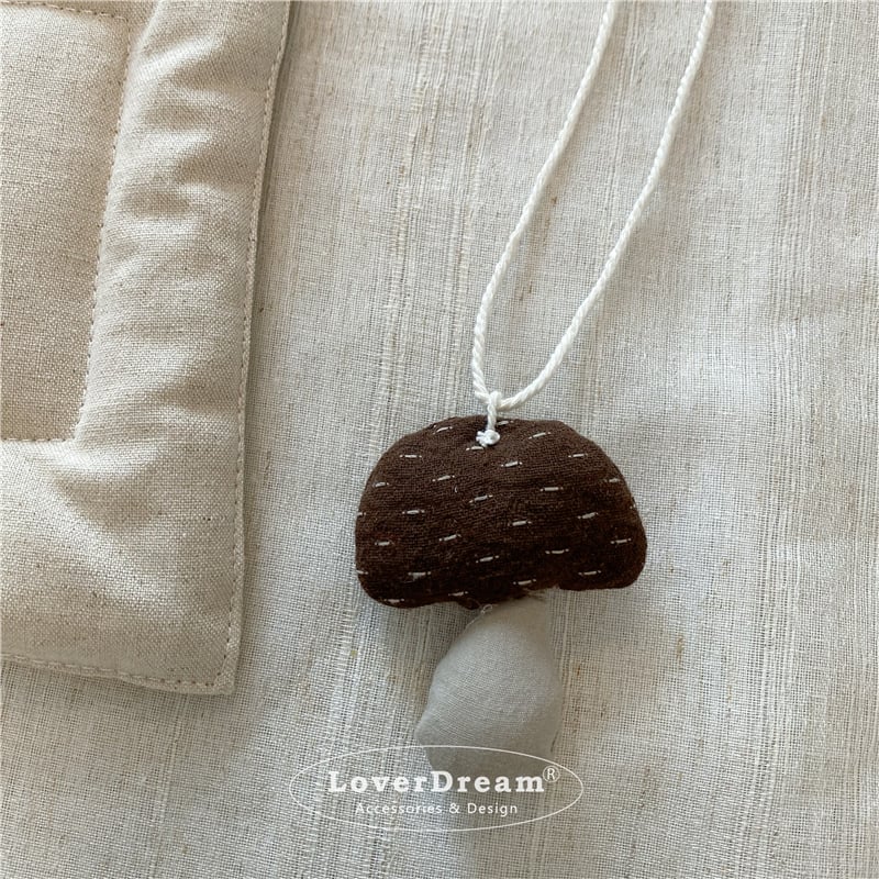 Vaikų kaklo papuošalas su grybų motyvu ir gėlėtu audiniu, mišrios medžiagos, animacinis stilius, pritaikomas