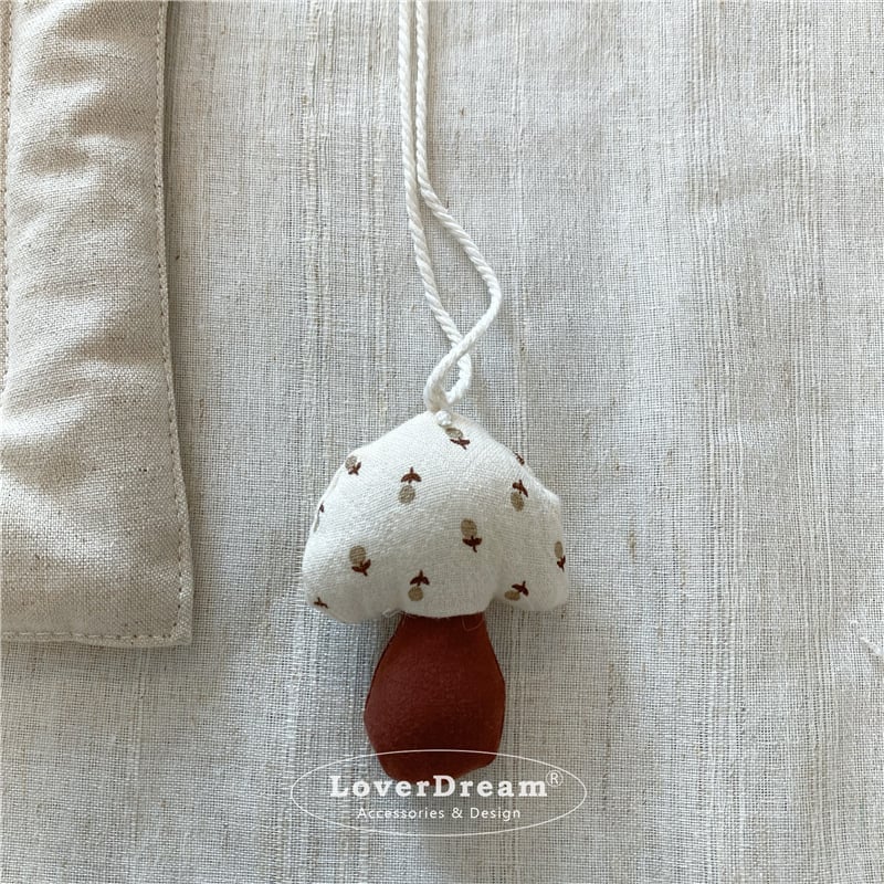 Vaikų kaklo papuošalas su grybų motyvu ir gėlėtu audiniu, mišrios medžiagos, animacinis stilius, pritaikomas