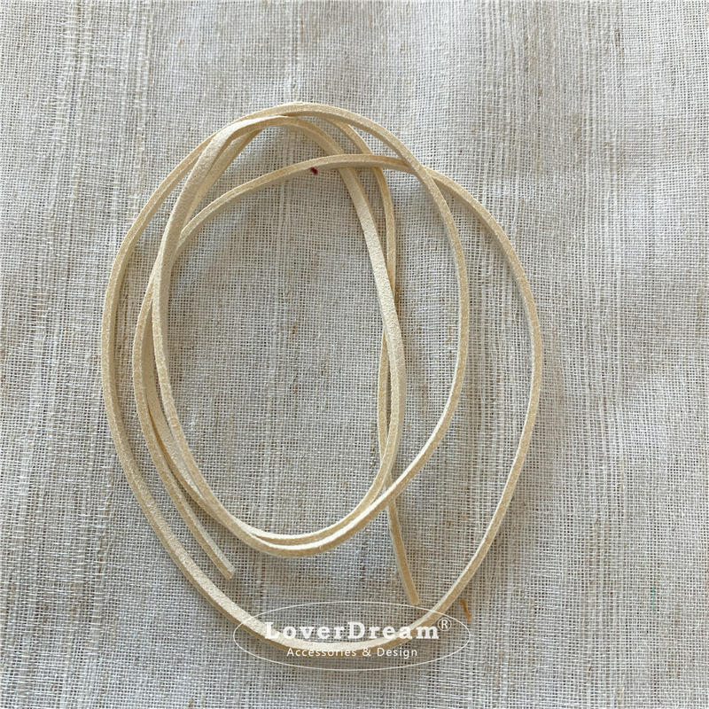 Vaikų kaklo papuošalas su grybų motyvu ir gėlėtu audiniu, mišrios medžiagos, animacinis stilius, pritaikomas