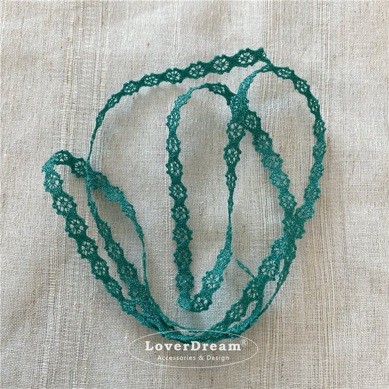 Vaikų kaklo papuošalas su grybų motyvu ir gėlėtu audiniu, mišrios medžiagos, animacinis stilius, pritaikomas