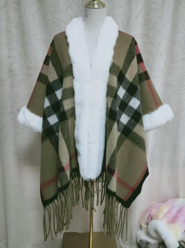 Köpeny sál műkasmírból, műszőrme gallérral, etnikus retro stílus, bojtokkal díszített kendő, téli–őszi viselet, eredet Yunnan, 2024 őszén debütált