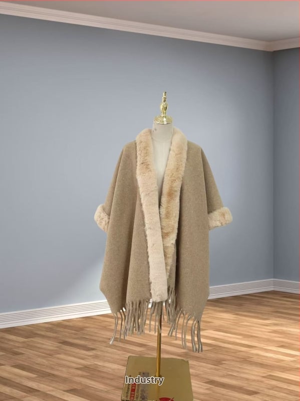 Köpeny sál műkasmírból, műszőrme gallérral, etnikus retro stílus, bojtokkal díszített kendő, téli–őszi viselet, eredet Yunnan, 2024 őszén debütált