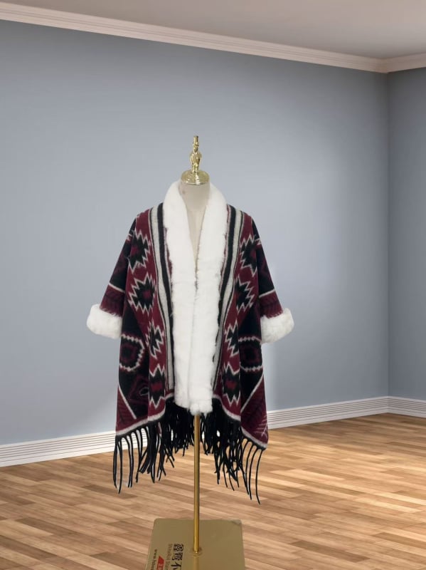 Köpeny sál műkasmírból, műszőrme gallérral, etnikus retro stílus, bojtokkal díszített kendő, téli–őszi viselet, eredet Yunnan, 2024 őszén debütált