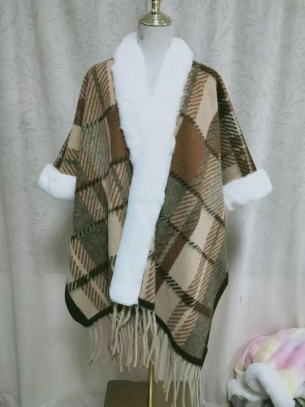 Köpeny sál műkasmírból, műszőrme gallérral, etnikus retro stílus, bojtokkal díszített kendő, téli–őszi viselet, eredet Yunnan, 2024 őszén debütált