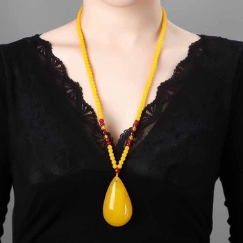 Gintaro lašinio formos pakabukas ant grandinės su 925 sidabro detalėmis