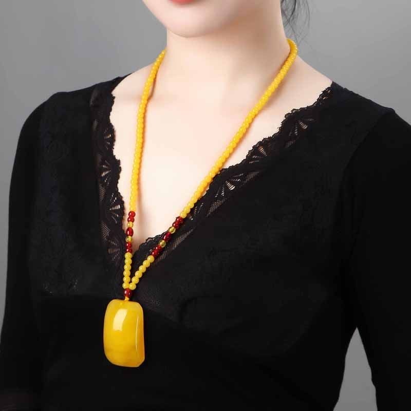 Gintaro lašinio formos pakabukas ant grandinės su 925 sidabro detalėmis