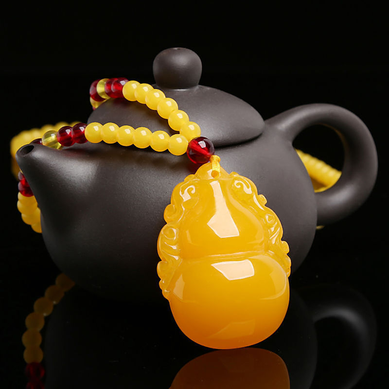 Gintaro lašinio formos pakabukas ant grandinės su 925 sidabro detalėmis