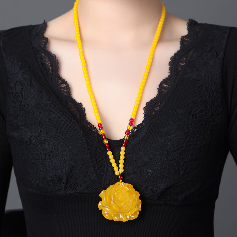 Gintaro lašinio formos pakabukas ant grandinės su 925 sidabro detalėmis