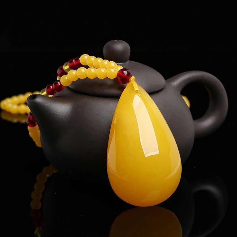 Gintaro lašinio formos pakabukas ant grandinės su 925 sidabro detalėmis