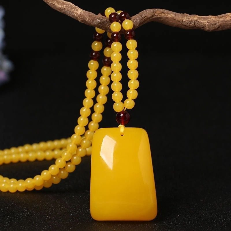 Gintaro lašinio formos pakabukas ant grandinės su 925 sidabro detalėmis