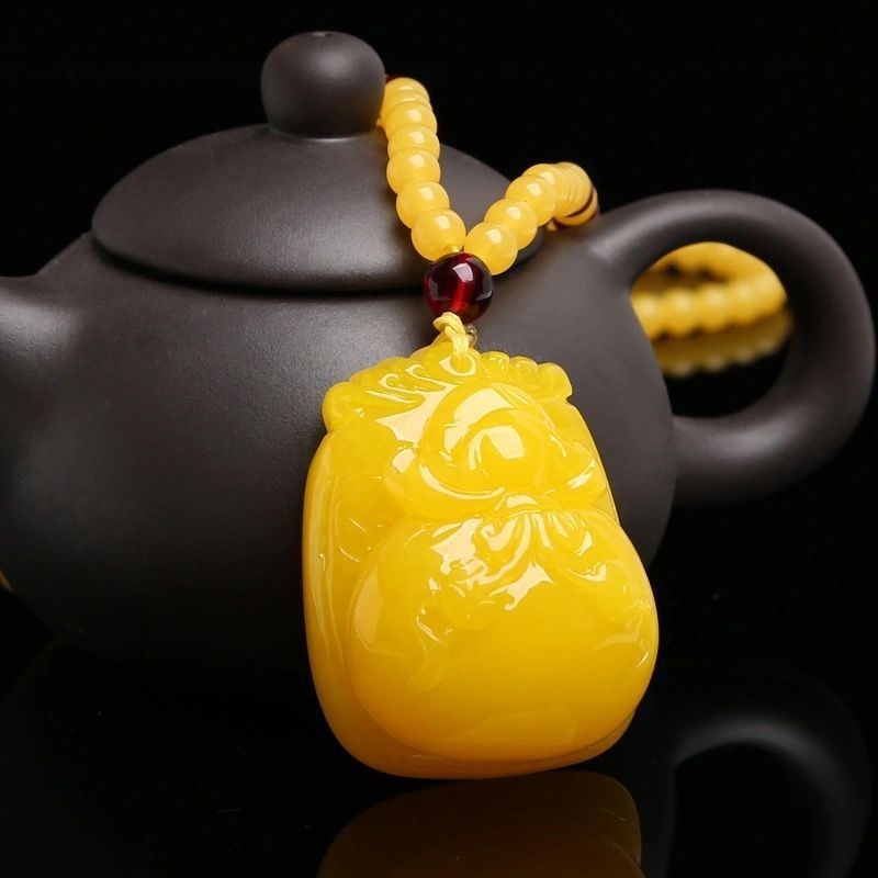 Gintaro lašinio formos pakabukas ant grandinės su 925 sidabro detalėmis