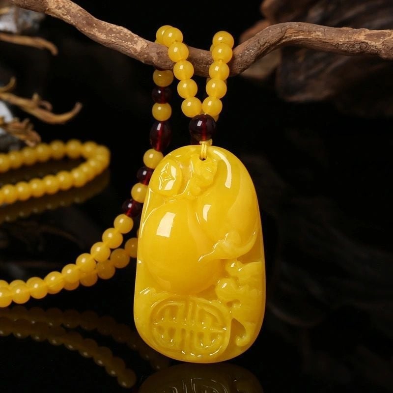 Gintaro lašinio formos pakabukas ant grandinės su 925 sidabro detalėmis