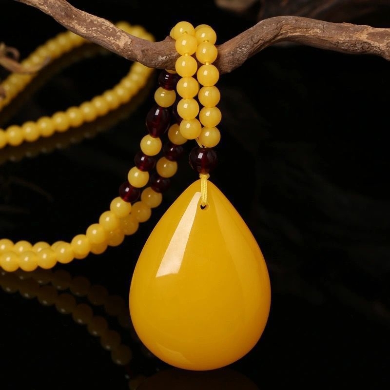 Gintaro lašinio formos pakabukas ant grandinės su 925 sidabro detalėmis