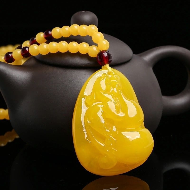 Gintaro lašinio formos pakabukas ant grandinės su 925 sidabro detalėmis