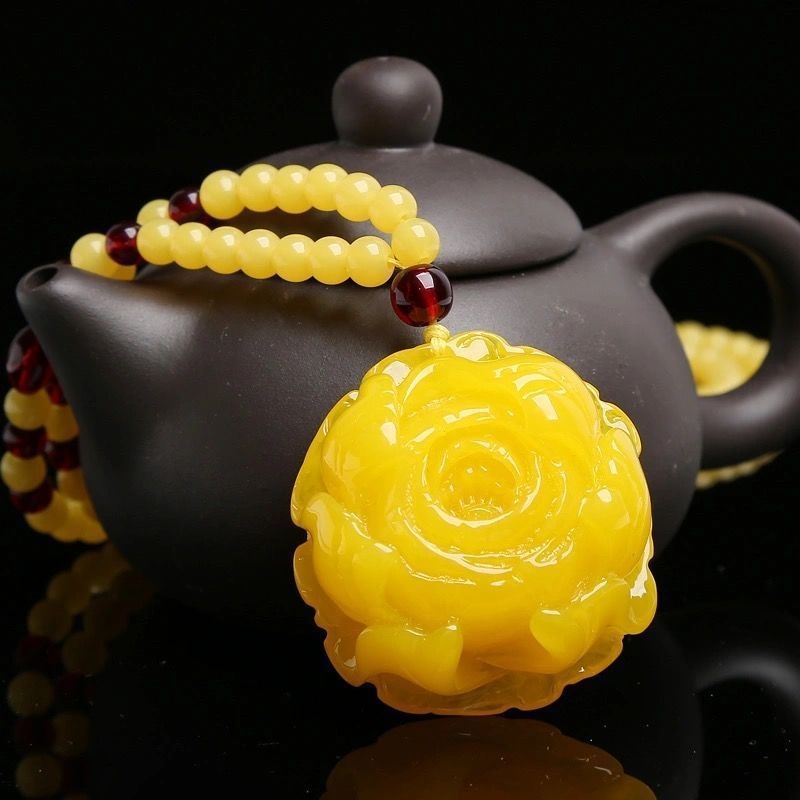 Gintaro lašinio formos pakabukas ant grandinės su 925 sidabro detalėmis