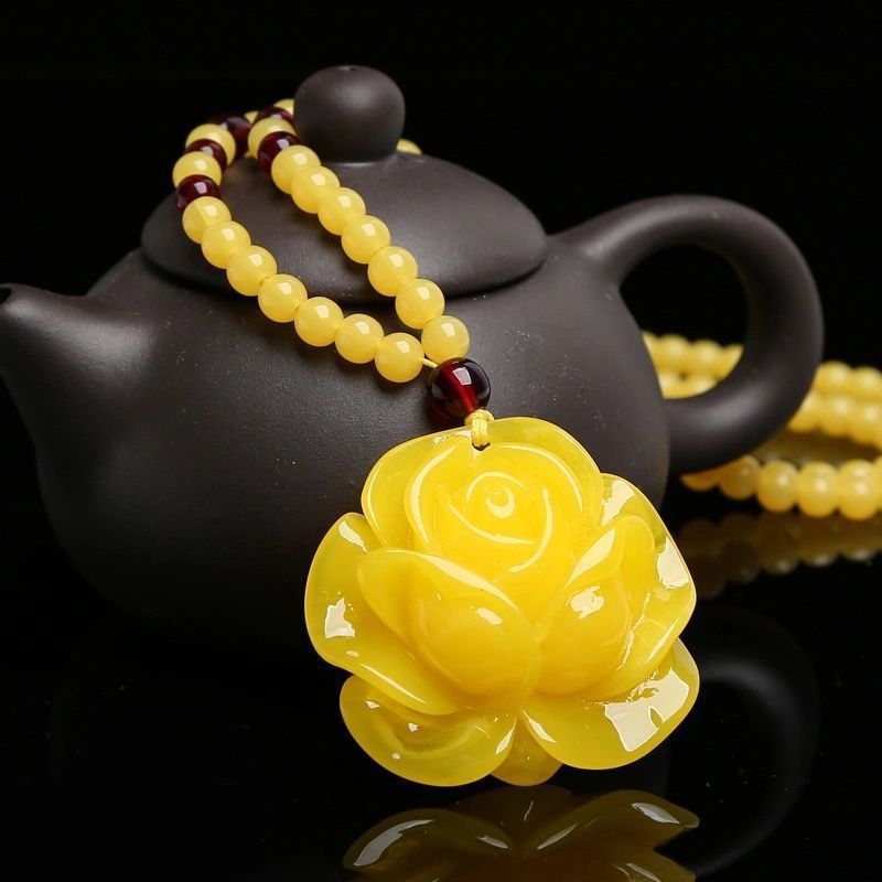 Gintaro lašinio formos pakabukas ant grandinės su 925 sidabro detalėmis