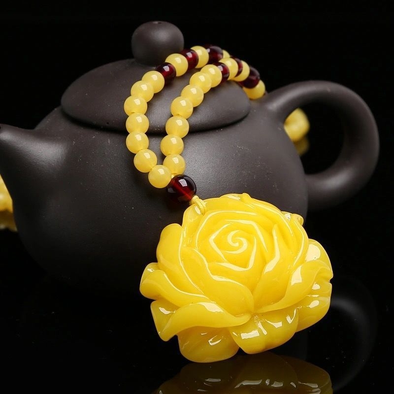 Gintaro lašinio formos pakabukas ant grandinės su 925 sidabro detalėmis