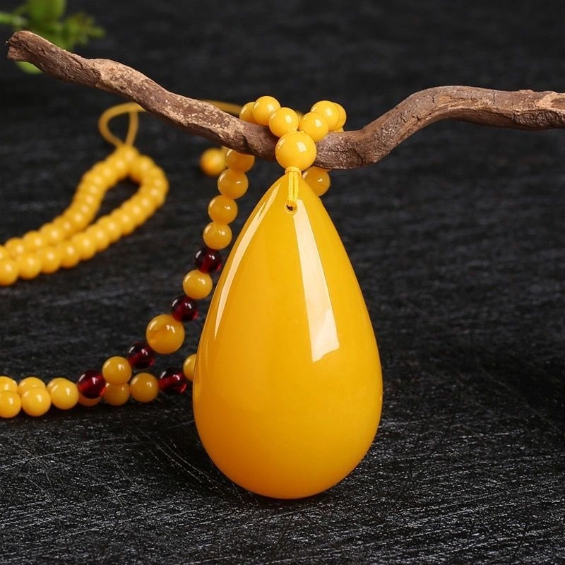 Gintaro lašinio formos pakabukas ant grandinės su 925 sidabro detalėmis