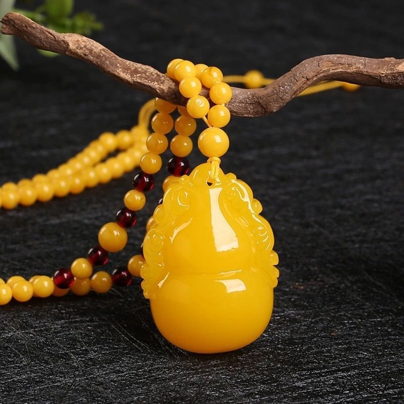 Gintaro lašinio formos pakabukas ant grandinės su 925 sidabro detalėmis