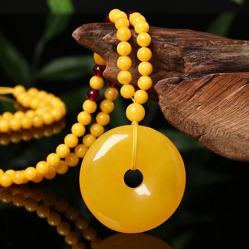 Gintaro lašinio formos pakabukas ant grandinės su 925 sidabro detalėmis