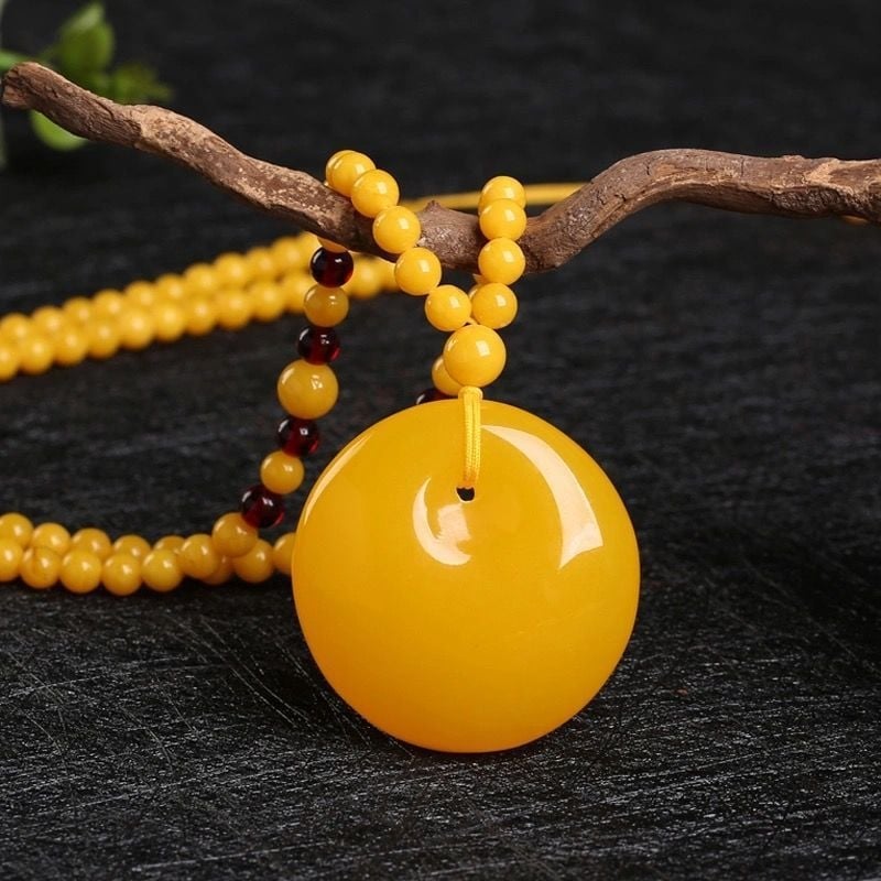 Gintaro lašinio formos pakabukas ant grandinės su 925 sidabro detalėmis