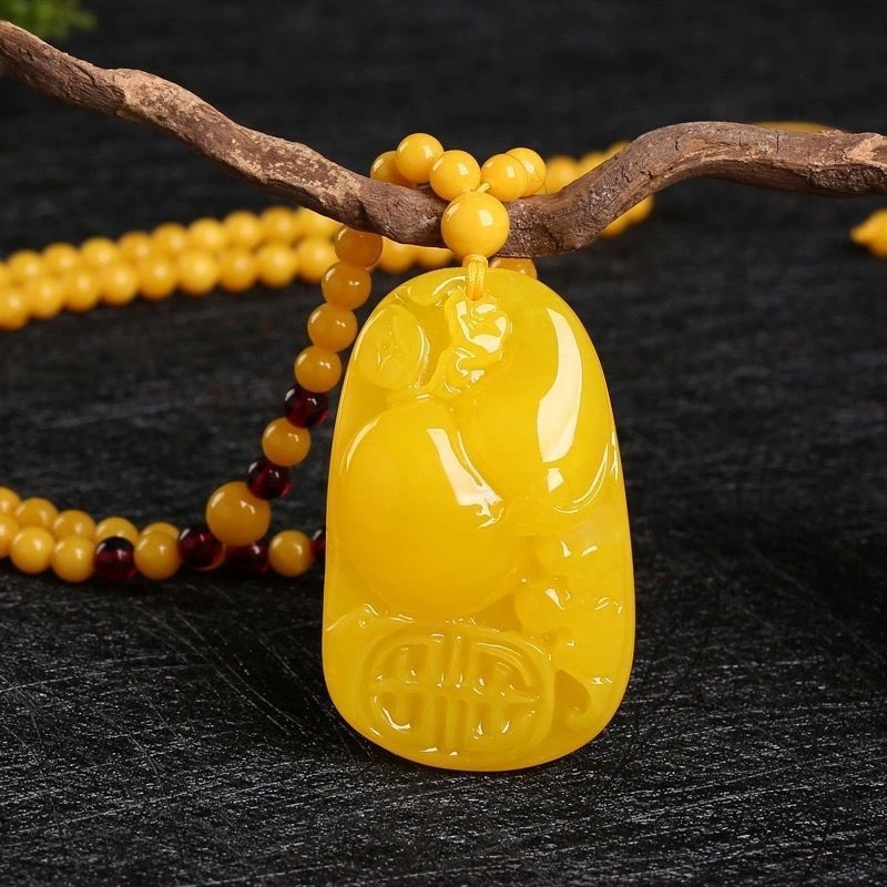 Gintaro lašinio formos pakabukas ant grandinės su 925 sidabro detalėmis