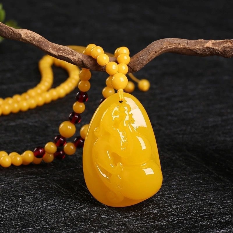 Gintaro lašinio formos pakabukas ant grandinės su 925 sidabro detalėmis