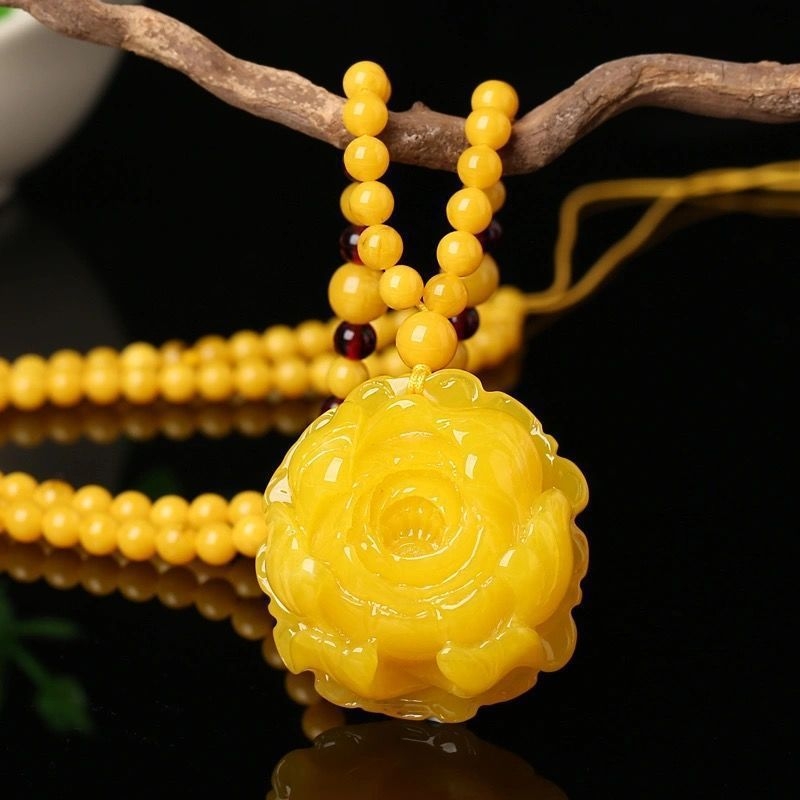 Gintaro lašinio formos pakabukas ant grandinės su 925 sidabro detalėmis