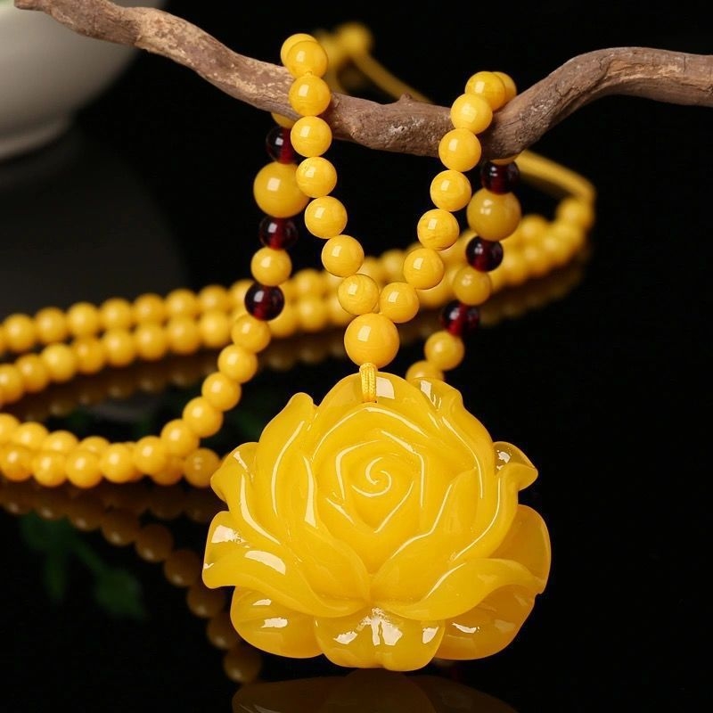 Gintaro lašinio formos pakabukas ant grandinės su 925 sidabro detalėmis