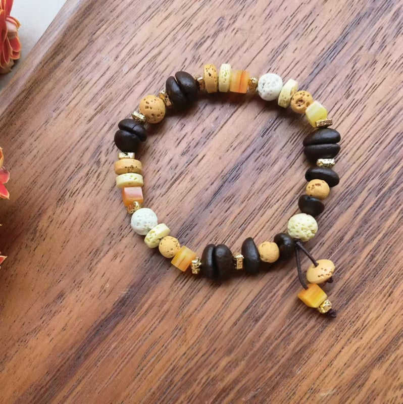 Ръчно изработена гривна от стъклени мъниста с кафеено зърно, естествен стил, унисекс, пролет 2025