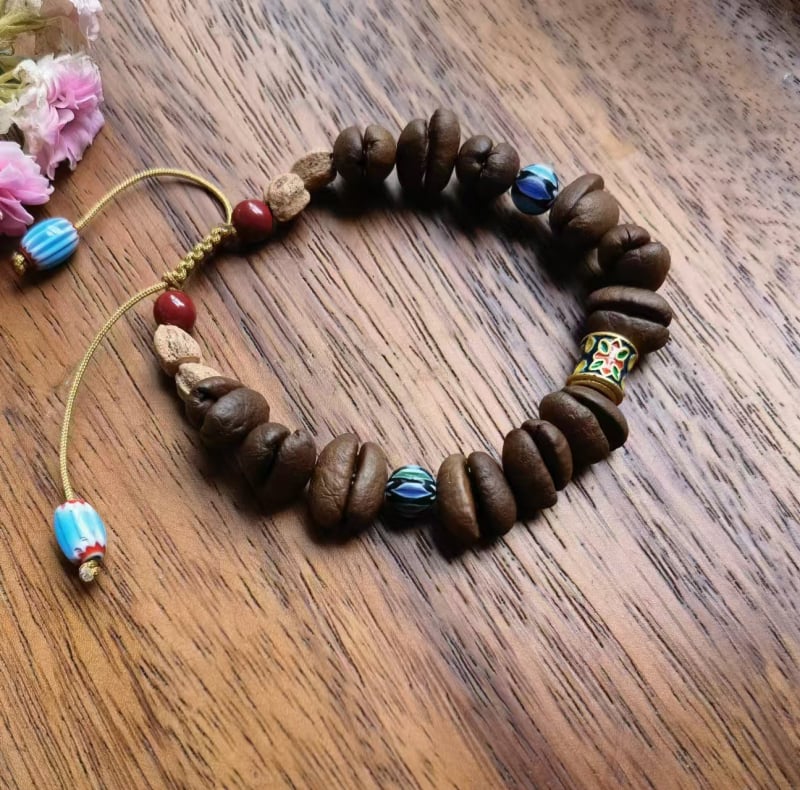 Ръчно изработена гривна от стъклени мъниста с кафеено зърно, естествен стил, унисекс, пролет 2025