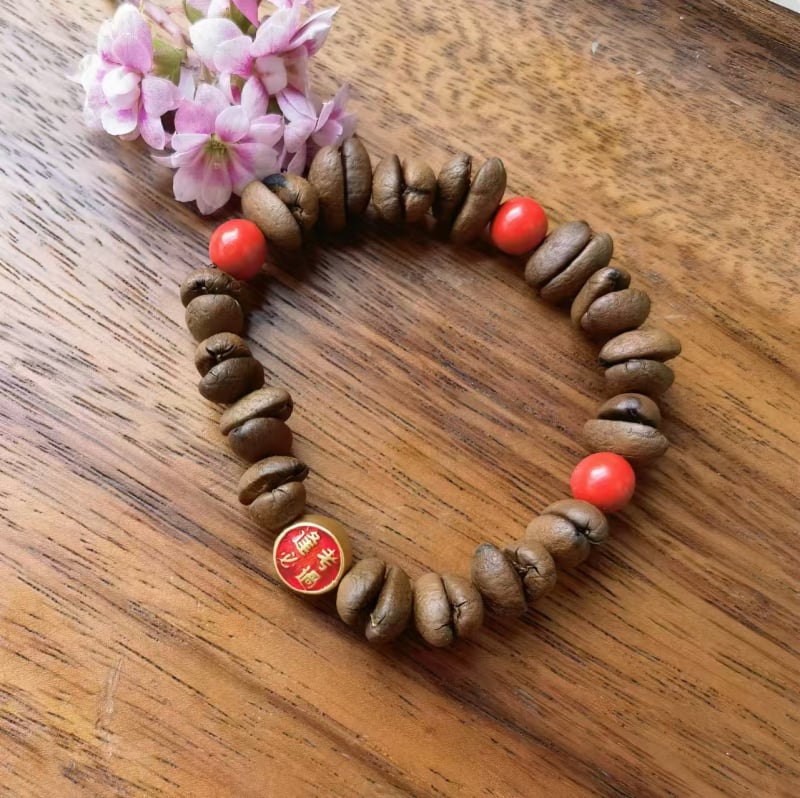 Ръчно изработена гривна от стъклени мъниста с кафеено зърно, естествен стил, унисекс, пролет 2025