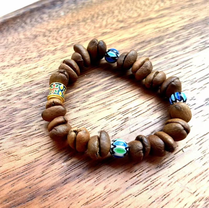 Ръчно изработена гривна от стъклени мъниста с кафеено зърно, естествен стил, унисекс, пролет 2025